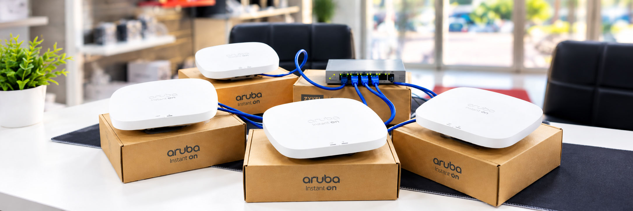 Access point Aruba Instant On e switch di rete predisposti da Computeam per un'installazione Wi-Fi professionale a Palermo